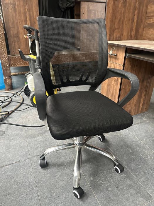 Стол кресло и компьютер