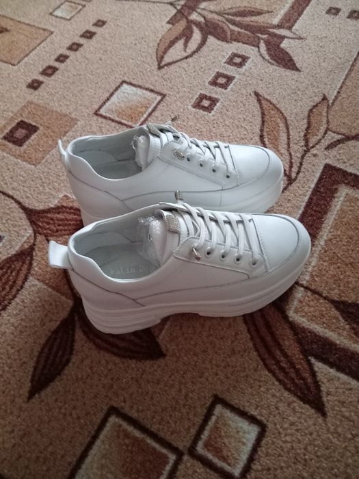 Продам кроссовки жёнские