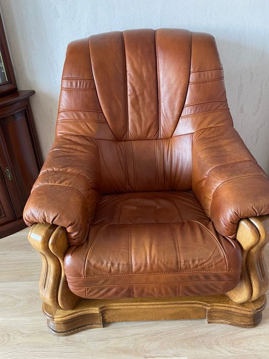 Кожаный диван...