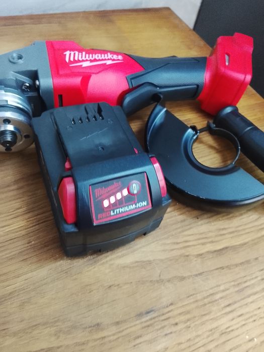 Flex Milwaukee cu variator de viteza și o baterie de 6A NOI