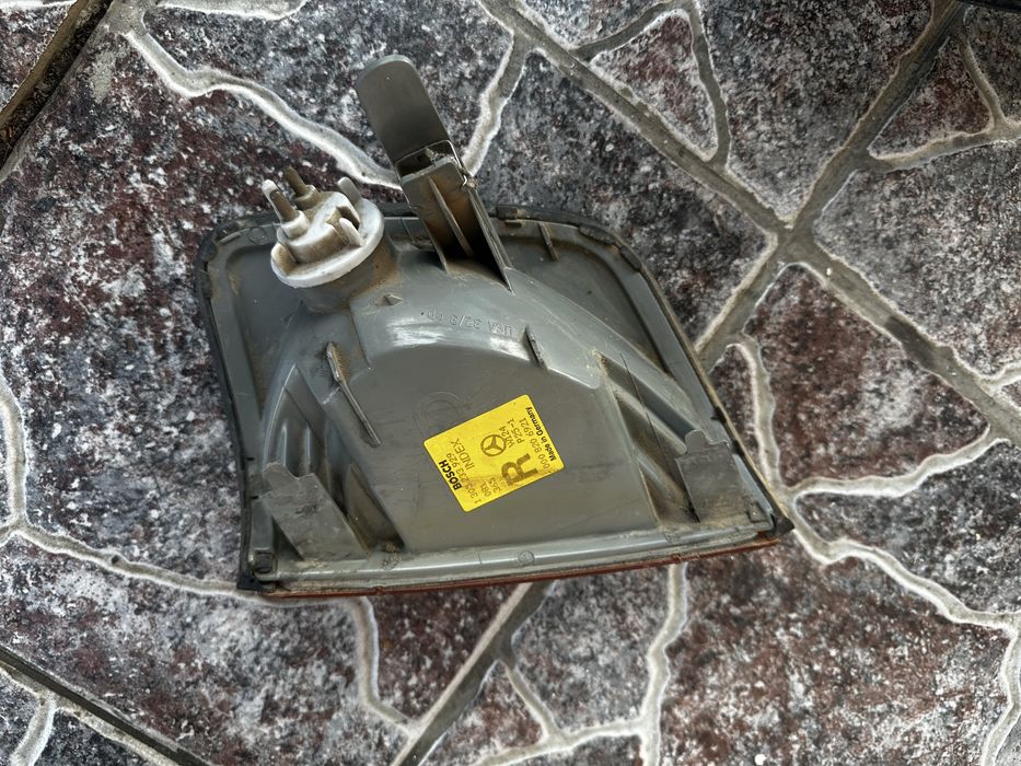 Поворотник Mercedes-Benz 124