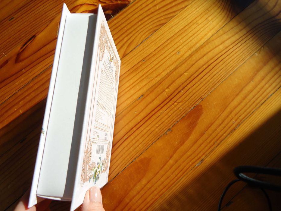 кутия-книжка и кутия с герба на кралица Елизабет Втора