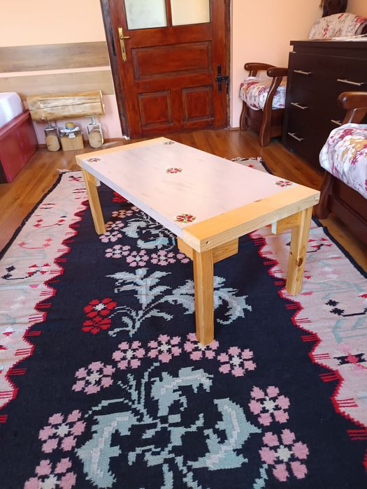 Masa cafea pictata si cu blat lemn recuperat