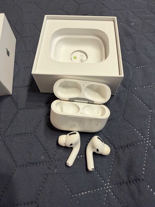 Apple AirPods Pro — отлично състояние, оригинал + заряден кейс