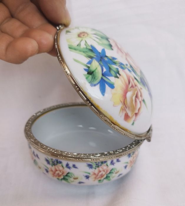 Lot cutie pentru bijuteri si recipiente din porțelan, colectia Regency