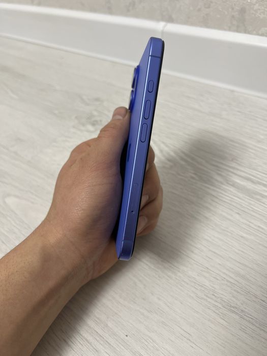 Продам айфон 16 128