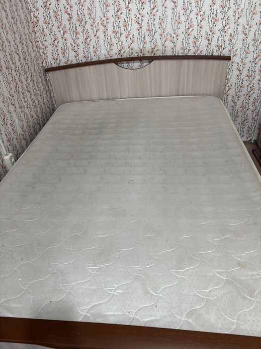 Двуспальная кровать с матрасом