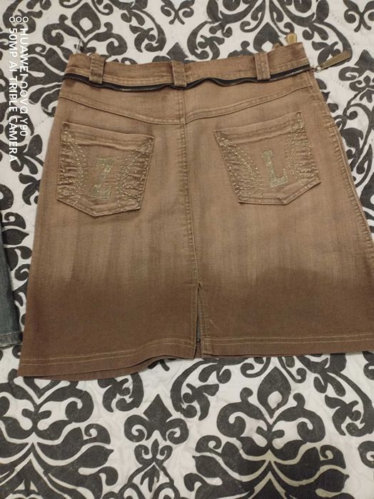 Продава дънкови поли