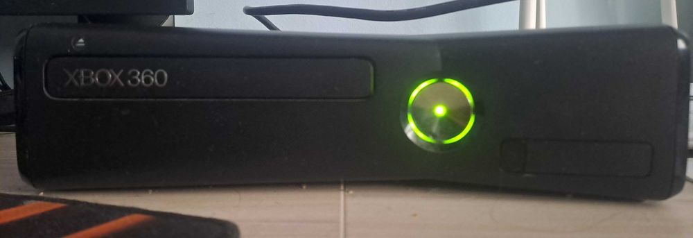 Xbox 360 + 2 безжични контролера + 6 игри