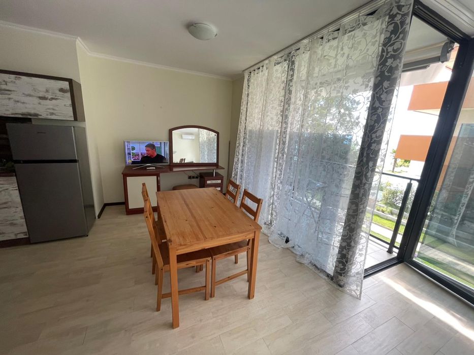 Спалня легло нощни шкафчета гардероб тв секция огледало