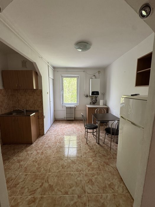 Vand apartament 2 camere etaj 2 strada independentei