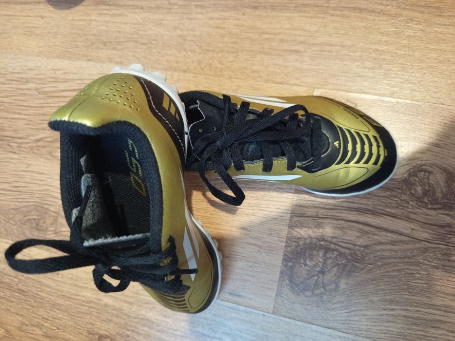 Футболни обувки и стоножки