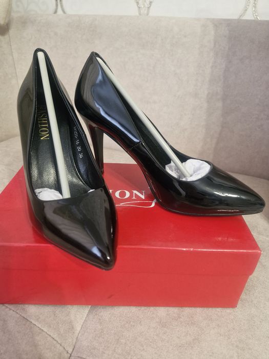 Продам новые туфли лодочки