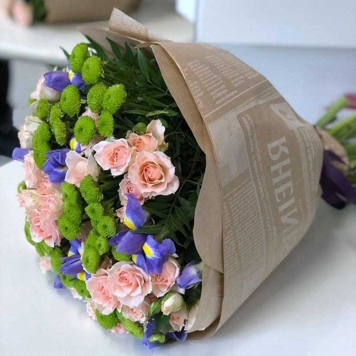 Букет из роз и ирисов, композиций, цветы