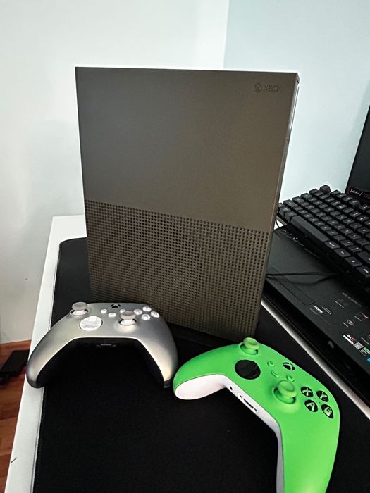 XBOX ONE S 1TB + Doua controllere