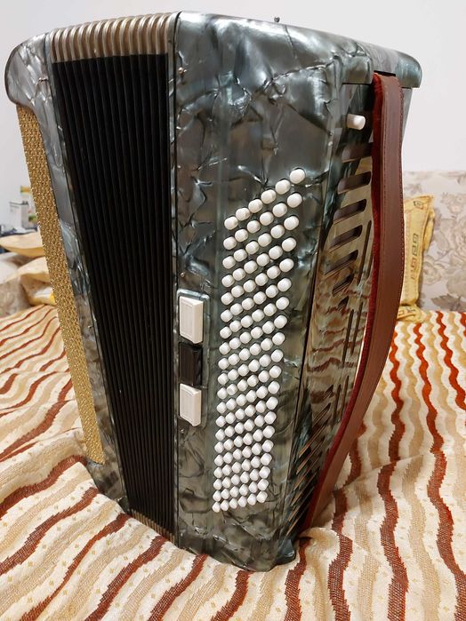 Vand acordeon marca Solo cu 120 basi