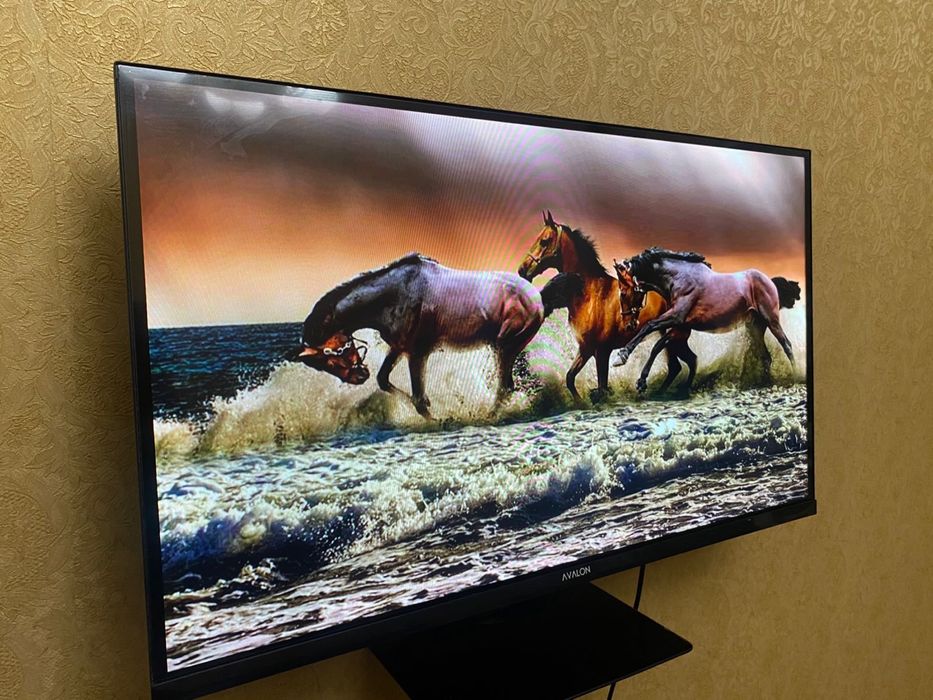 СРОЧНО Продам телевизор Avalon, с кранштейном