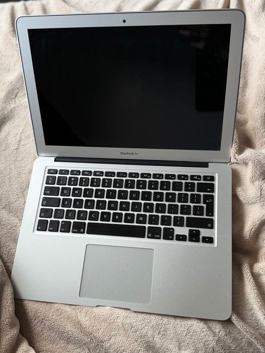 MacBook Air 13 – 8GB RAM / 128GB SSD