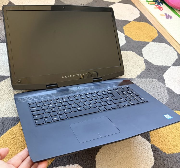 Лаптоп Alienware m17