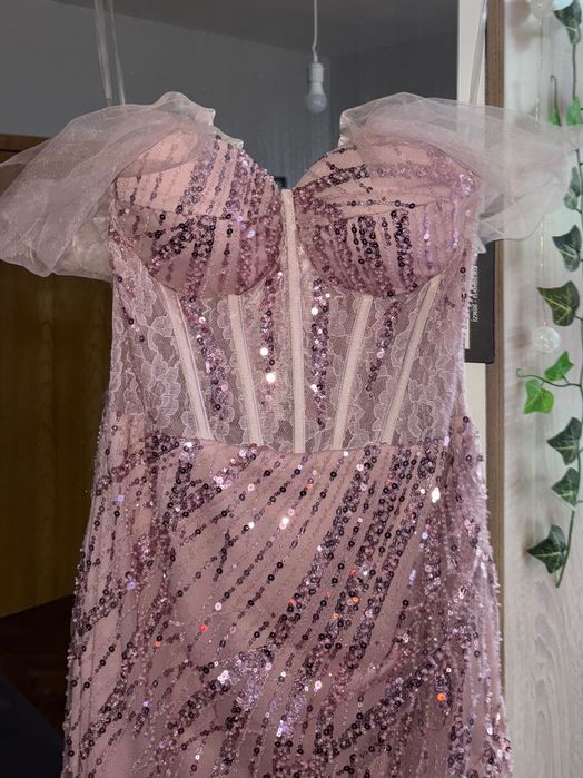 Чисто нова бална рокля