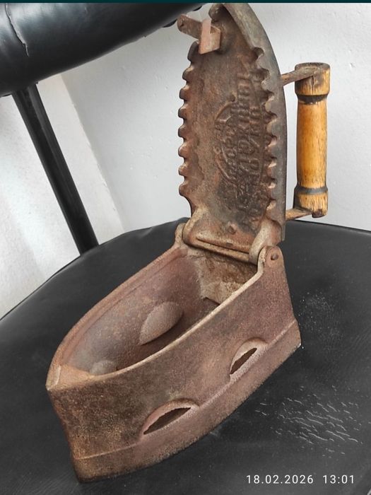 Старинный утюг Светильник и инструмент сапожника