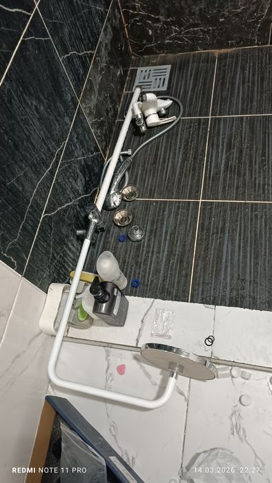 Унитаз және душ шлангасы