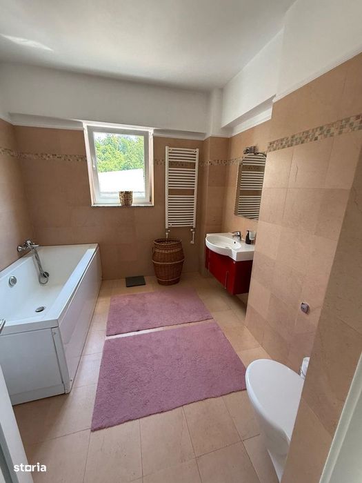 Apartament cu 4 camere decomandate, Centru