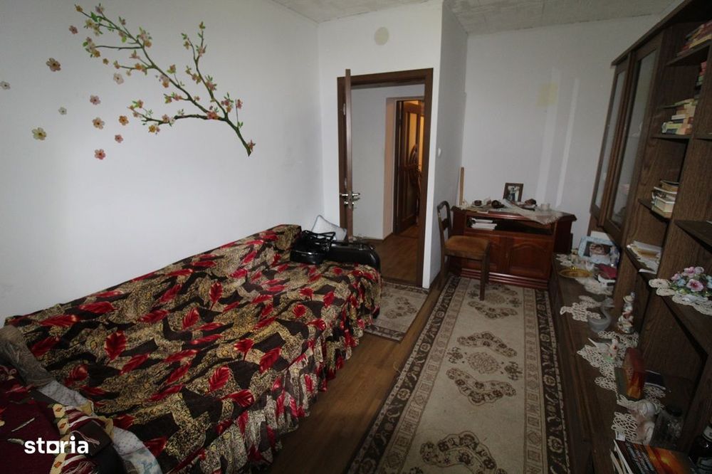 Vând apartament 2 camere în Hunedoara, zona OM-Bd.1848, parter înalt