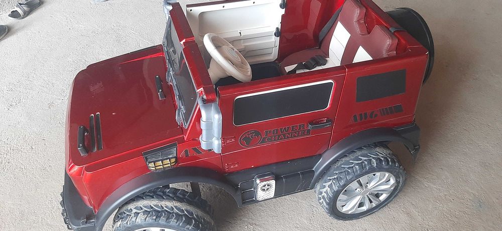 Bolalar mashinasi sotiladi