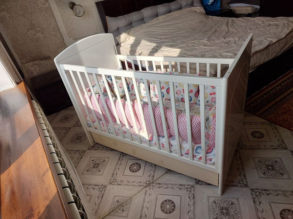 Продам манеж. С матрасом и подушками.