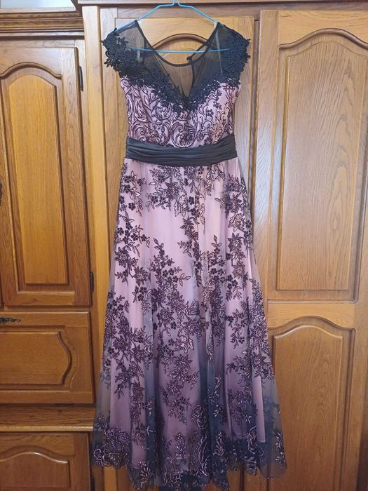 Vand rochii de ocazie