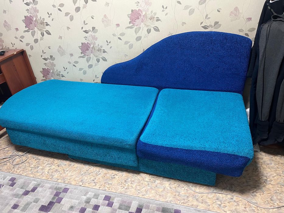Продаётся диван синий