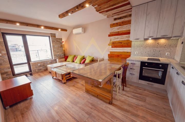 Тристаен апартамент, Левски