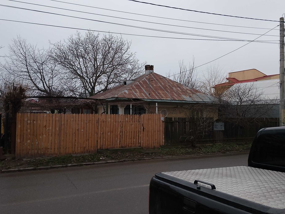 Vând teren cu casă bătrânească in zona Nord