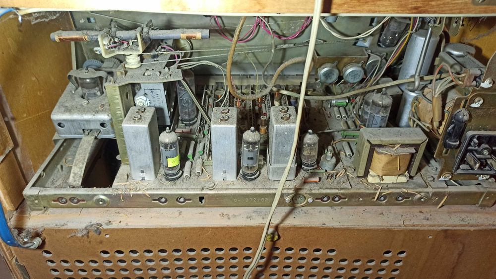 VEF Rapsodija радиограмофон Лампов - 70те г на XX век

цена 75 €вро