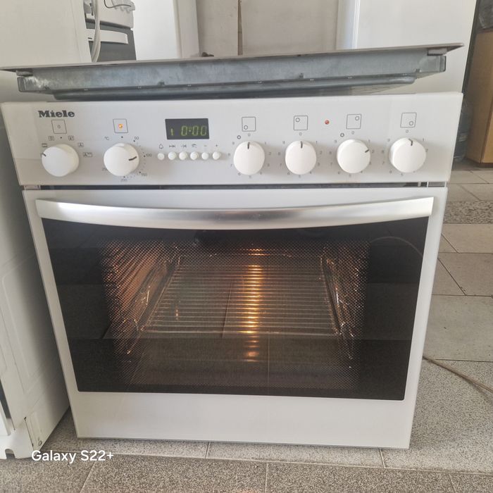 Комплект фурна и плот за вграждане MIELE