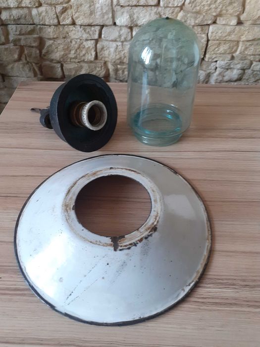 Lampă industrială veche, în stare bună, cu baza și abajurul din sticlă