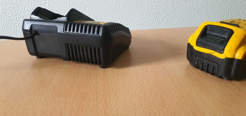 Vand incarcator si baterie DeWalt