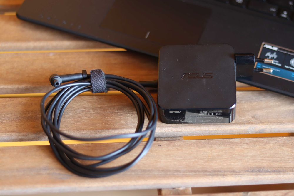 Лаптоп Asus X552L с лицензирана Windows 10 Pro ОС