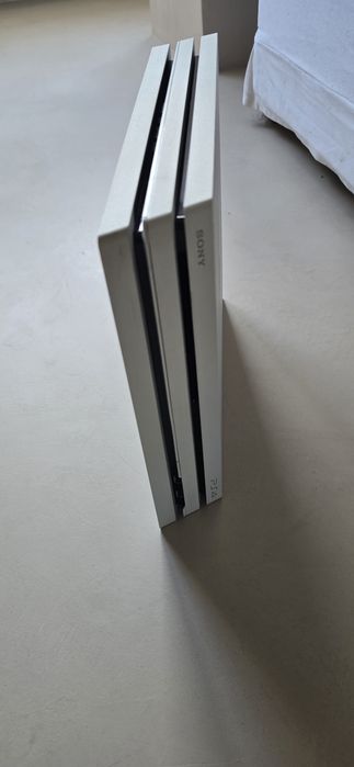 Vand PS4 Pro Alb + 2 chitare bluetooth