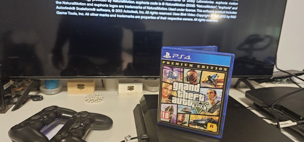 PlayStation 4 cu 2 manete și joc GTA V nou ,hard disk 500Gb