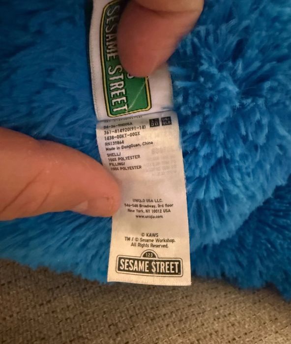 jucarie plus cookie monster kaws