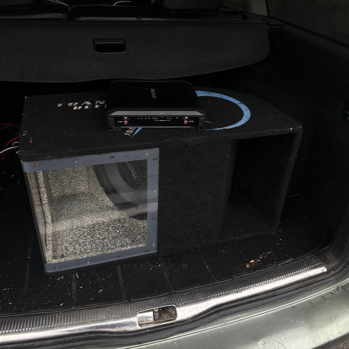 Бас каса с усилвател