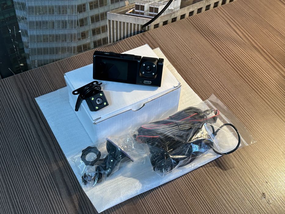 Новый!Видеорегистратор с камерой заднего вида цена договорная!