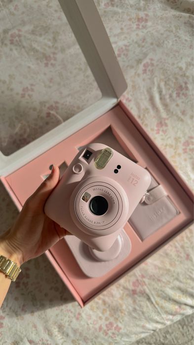 Продам INSTAX MINI 12 в розовом цвете