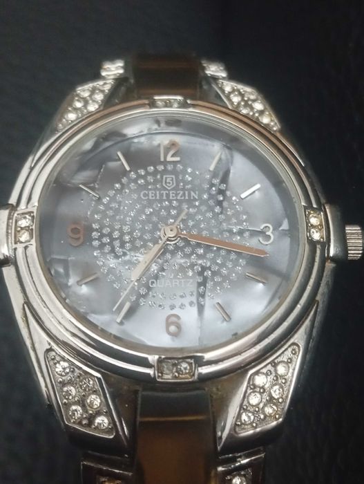 Стилен дамски кварцов  часовник на марката CEITEZIN