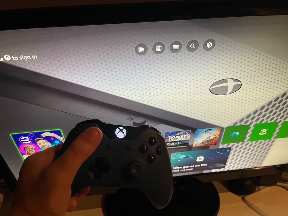 XBOX ONE S stare impecabilă + Forza Horizon 4 joc exclusiv + Monitor Samsung + 2 manete