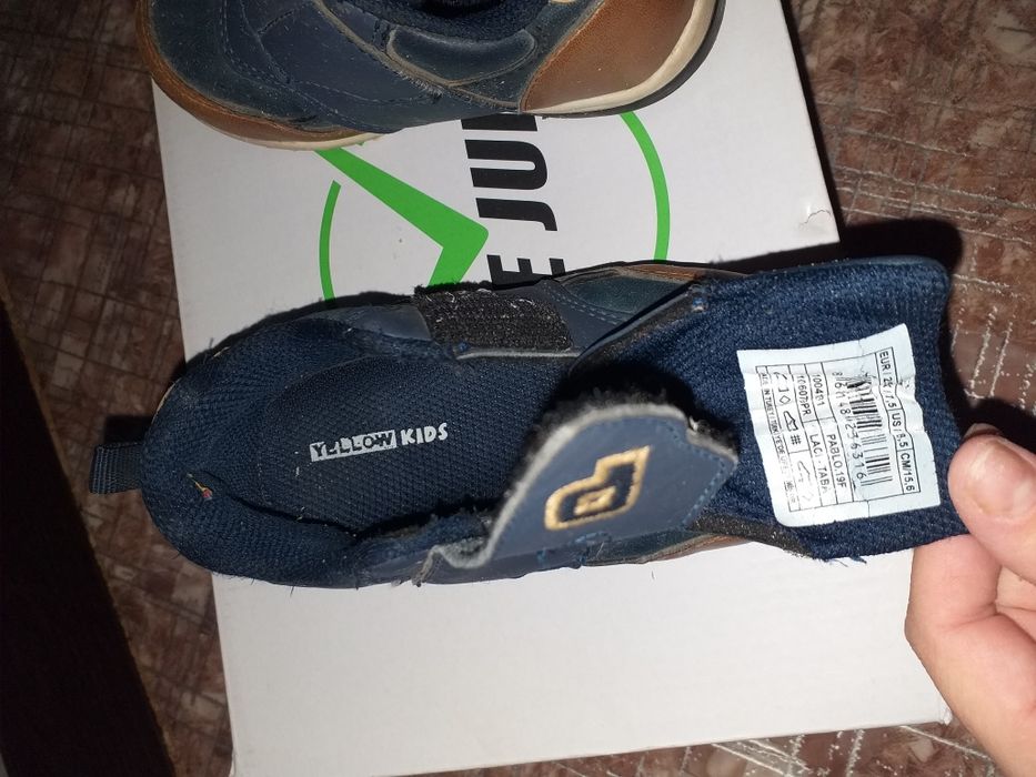 Продам ботинки на мальчика,  зима