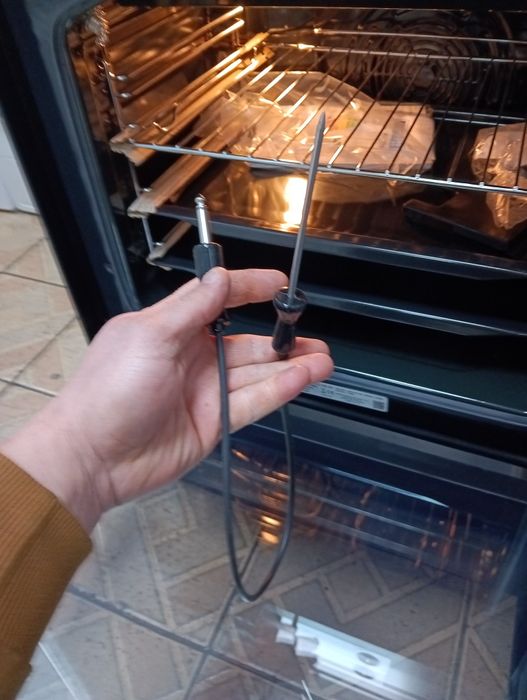 Чисто нова черна печка  с индукционни котлони  с две години Гаранция!