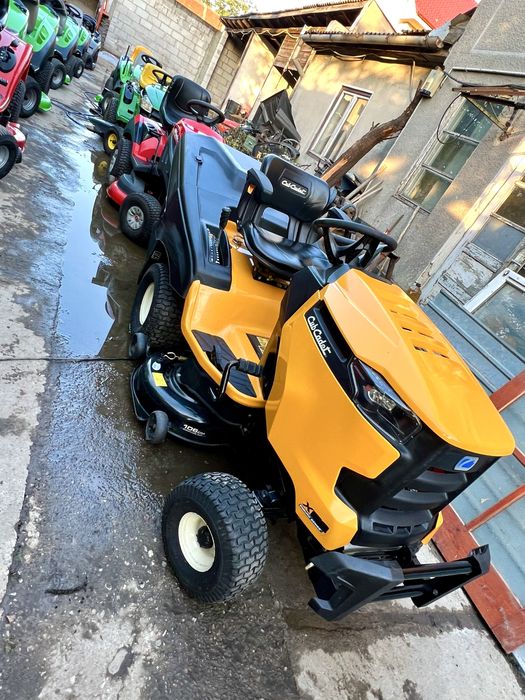 Tractoras de tuns iarba Cub Cadet Kawasaki V2 Motor Profesional Colect